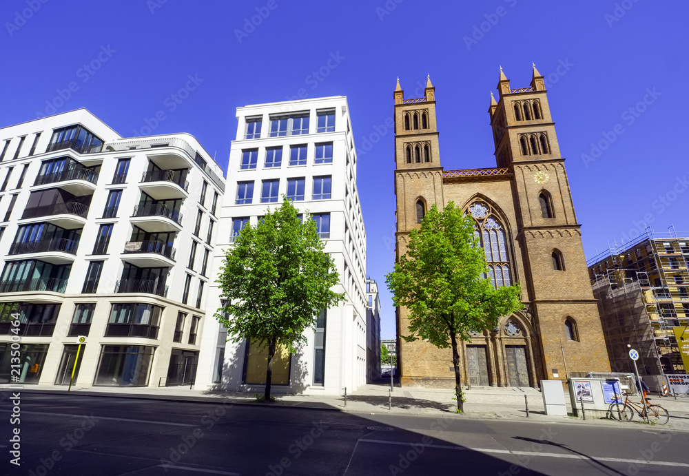 Wohnanlage Kronprinzengärten neben Friedrichswerderscher Kirche, Berlin, Deutschland