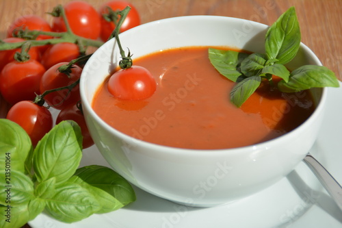 Frische Tomatensuppe mit Basilikum