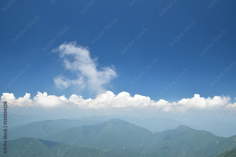 夏の山と雲のイメージ