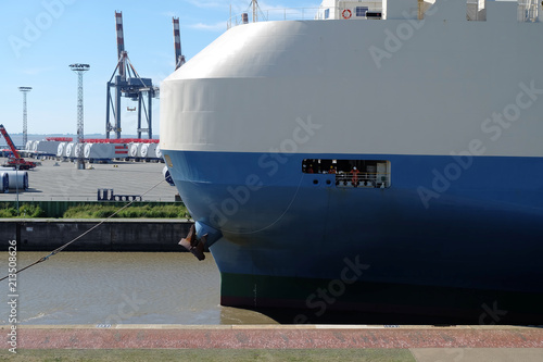 Autotransporter - Autofrachter in der Kaiserschleuse in Bremerhaven - Stockfoto photo