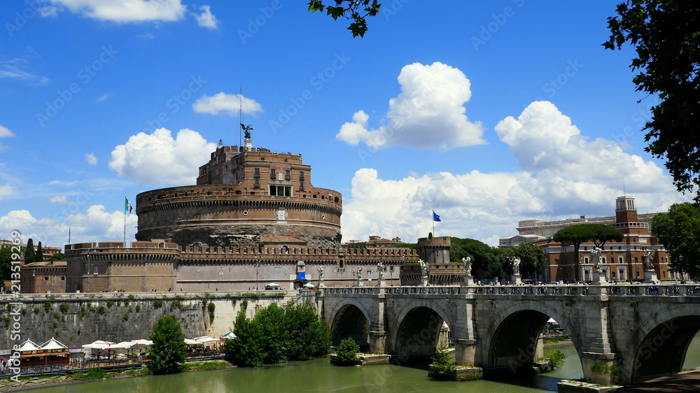 Engelsburg in Rom überragt Engelsbrücke und Tiber an einem sonnigen Tag