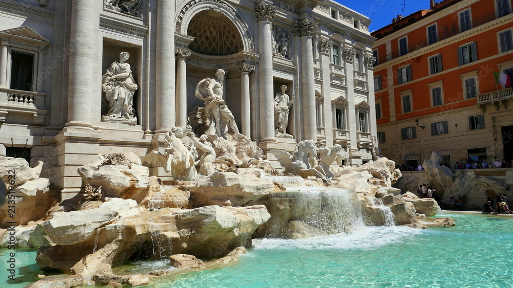 Der berühmte Trevi-Brunnen in Rom verziert mit Säulen und Figuren und herrlich blauem Wasser.