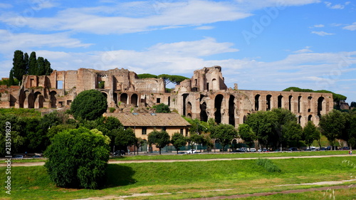 Blick vom Circus Maximus zum Hügel Palatin mit den Grundmauern des Kaiserpalastes