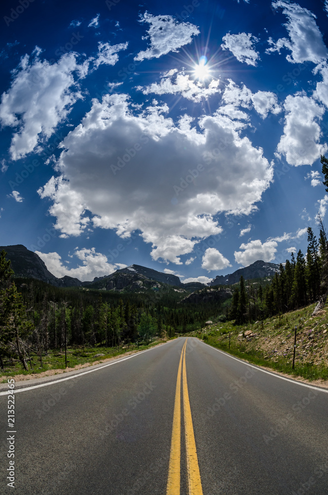 Naklejka premium Road and Sky in Rocky Mountain National Park