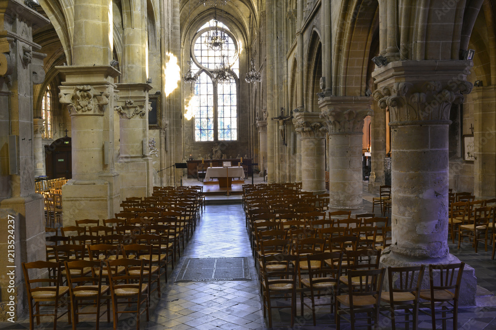 Allée centrale de l'église d'Andrezy  (78570), département des Yvelines en région Île-de-France, France