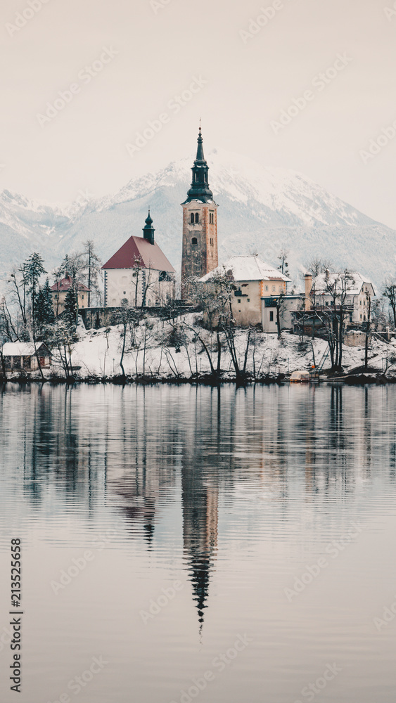 Naklejka premium Lake Bled church covered in snow