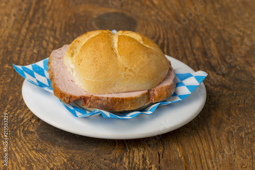 eine typisch bayerische Brotzeit die Leberkässemmel photo