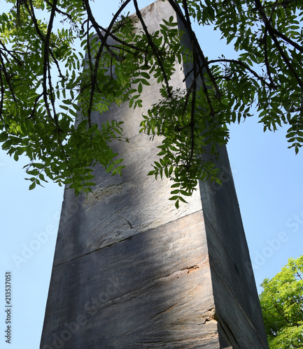 Konstitutionssäule mit grünem Zweig im Vordergrund und strahlend blauem Himmel  photo