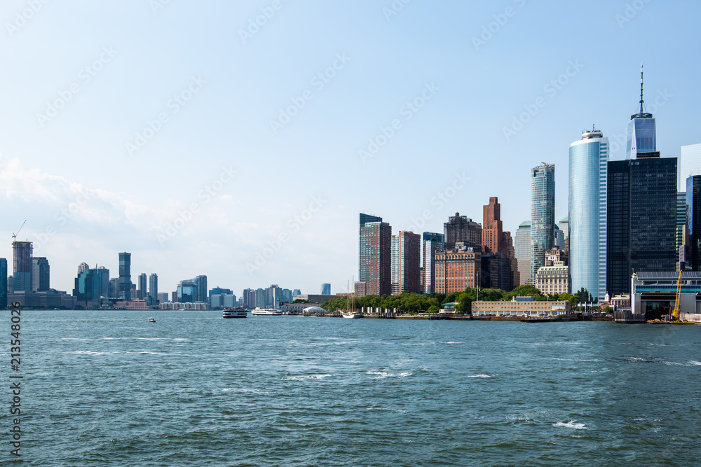 Obraz premium Nowy Jork / Usa - 14 lipca 2018 r .: Dolny Manhattan Skyline z promu Governors Island w pogodne popołudnie