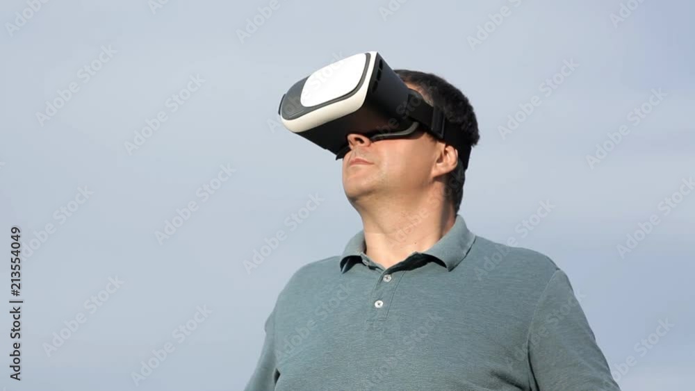 A man wears a helmet of virtual reality.View images, video games.The world of virtual reality A man wears a helmet of virtual reality.View images, video games.The world of virtual reality