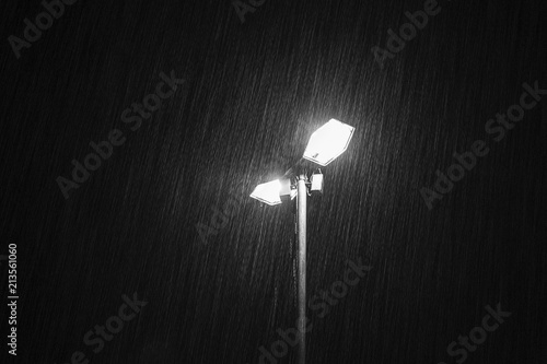Iluminação púbica com forte chuva photo