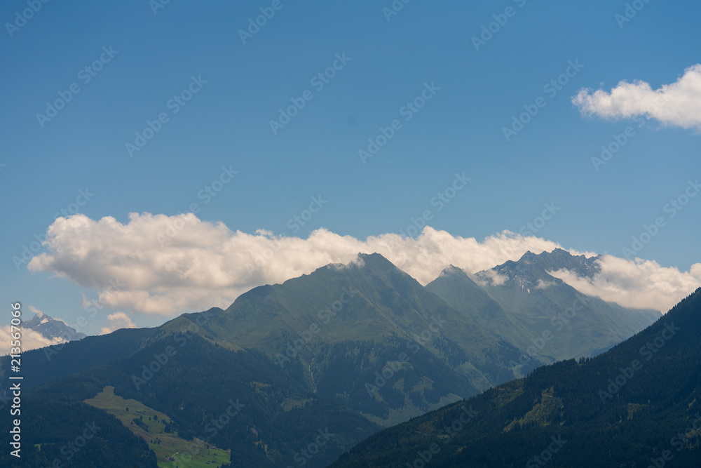 Gebirge mit Wolken