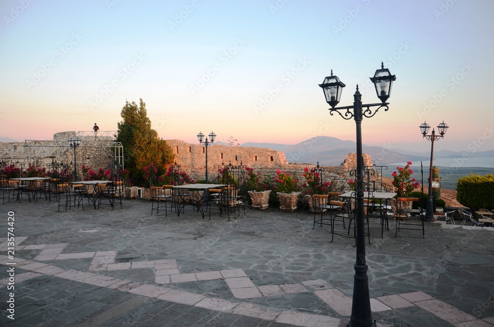 Albanie : Château de Saranda- coucher de soleil avec vue sur Corfou
