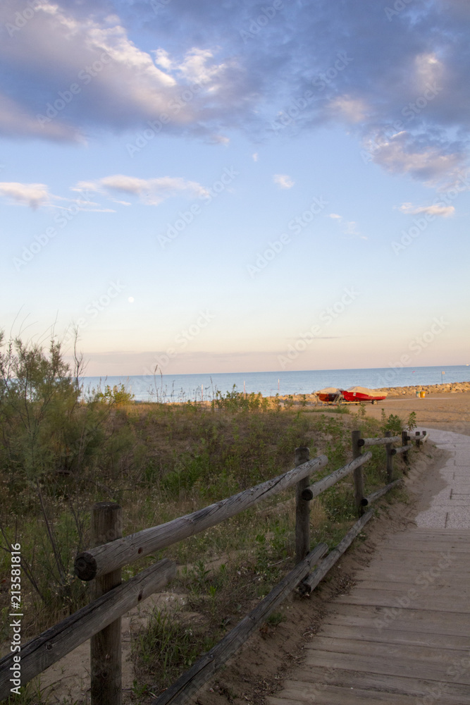 Fototapeta premium Weg zum Meer und Strand in Italien