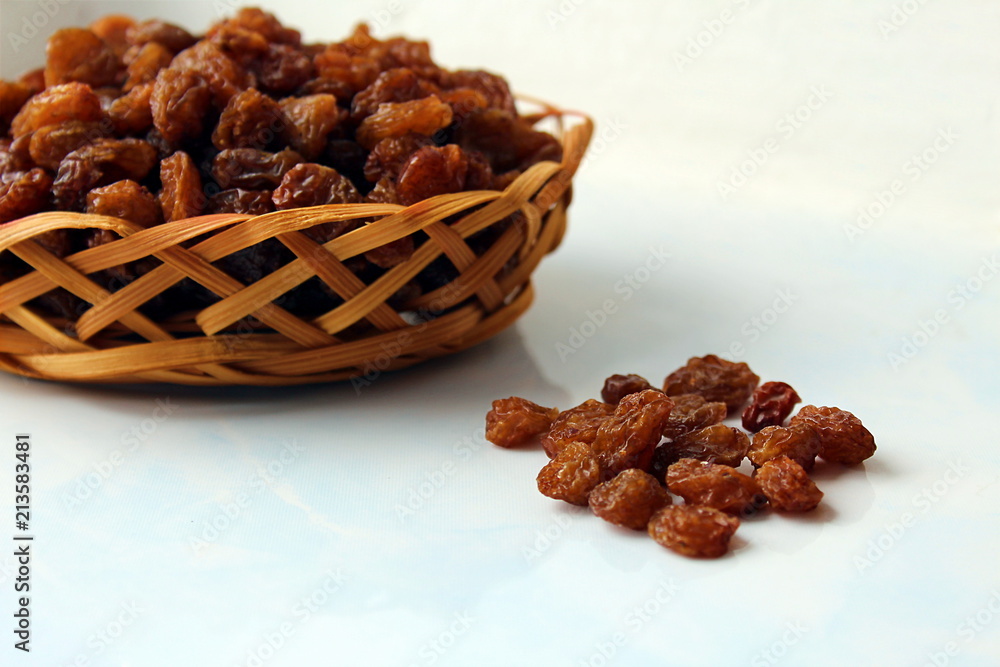 Obraz premium small basket of dried grape brown raisins