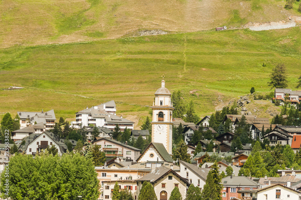 Celerina, Dorf, Kirche, Oberengadin, Engadin, Wanderweg, Landwirtschaft, Alpen, Bergbahn, Sommersport, Sommer, Graubünden, Schweiz