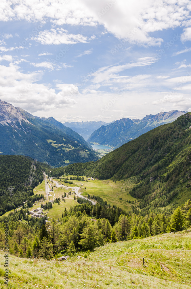 Fototapeta premium Poschiavo, Bernina, Berninapass, Val Poschiavo, Alp Grüm, Lago di Poschiavo, Puschlav, Alpen, Wanderweg, Bernina-Express, Graubünden, Sommer, Schweiz
