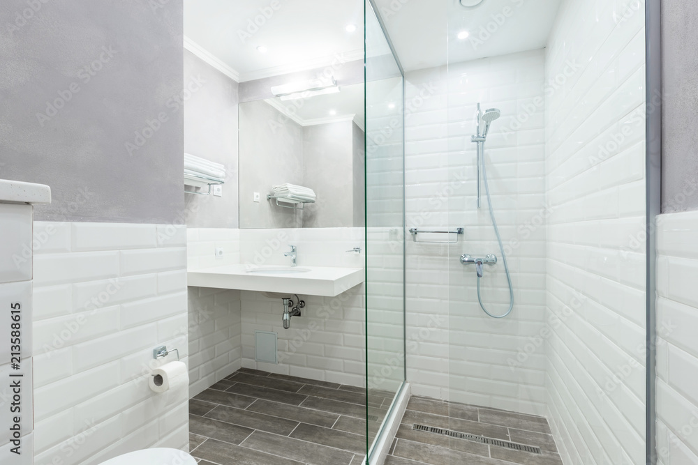 Obraz premium Simple hotel bathroom