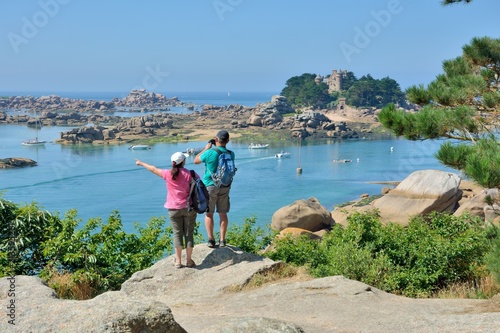 Des touristes qui admirent la magnifique côte de granit rose à Ploumanach en Bretagne. France photo