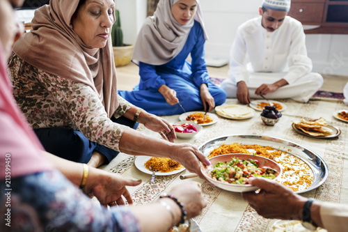 Photography Muslim family having dinner on the floor