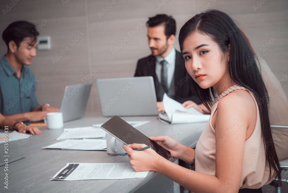 Obraz premium Beauty Asian business woman at meeting 