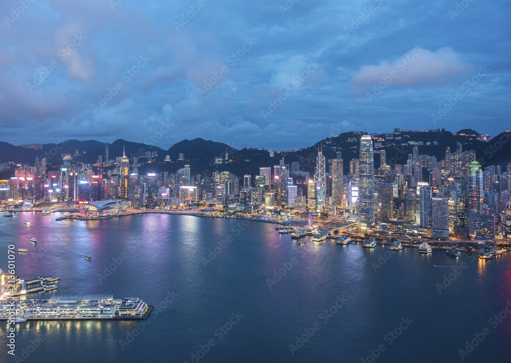 Obraz premium Aerial view of Victoria Harbor of Hong Kong City at dusk