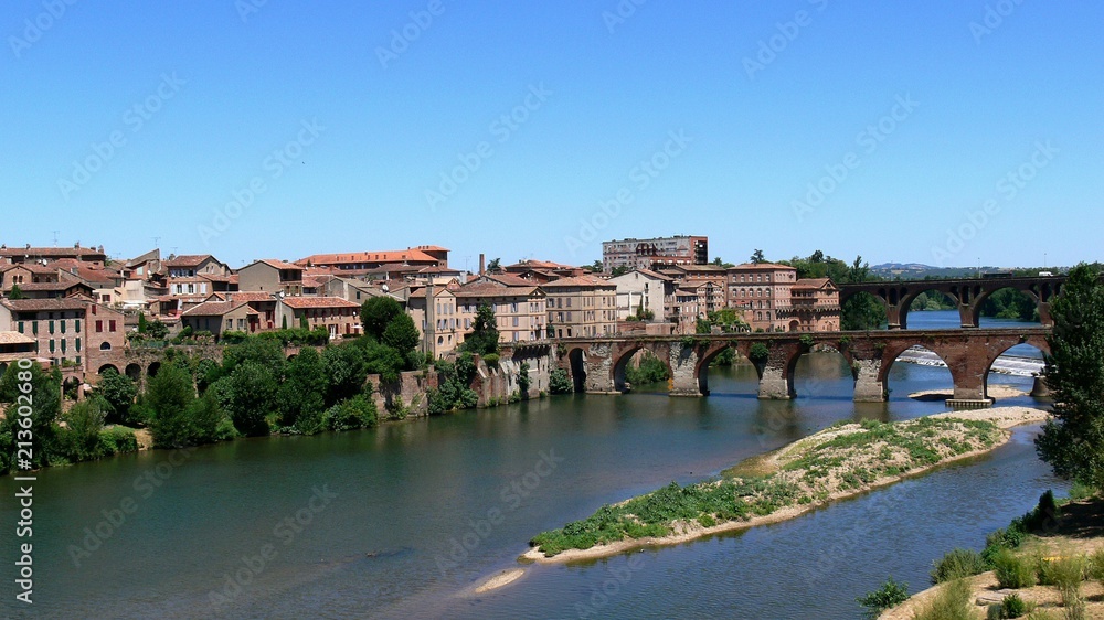 River Tarn in Albi (France) : bridges and part of the city 