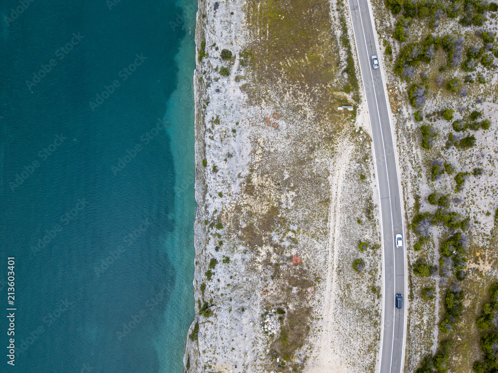 Vista aerea di una strada a strapiombo sul mare, strada che costeggia il mare. Tratto di costa Vista aerea di una strada a strapiombo sul mare, strada che costeggia il mare. Tratto di costa