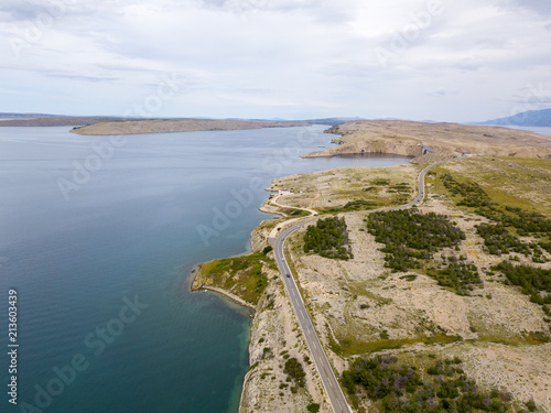 Vista aerea della costa della Croazia, strade serpeggianti e calette con mare cristallino. Tratto di costa isola di Pag photo