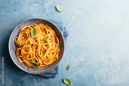 Schilderij op canvas Italian pasta with tomato sauce in bowl