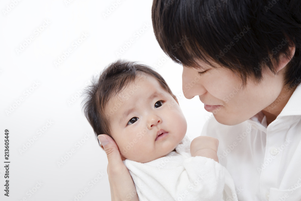父に抱かれ見つめられる新生児の女の子 父に抱かれ見つめられる新生児の女の子