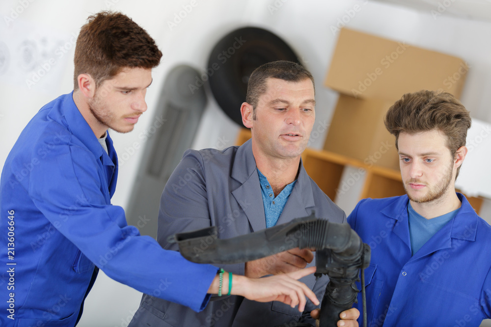 Obraz premium apprentice and teacher vehicle part