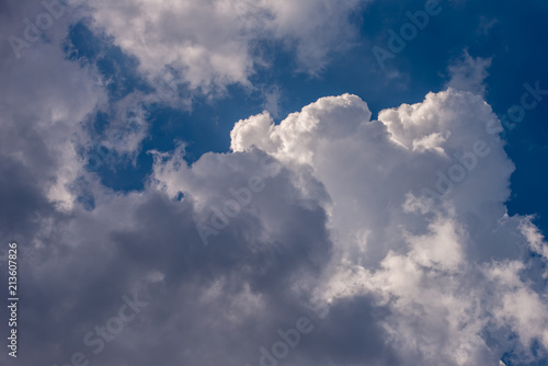 Bout de ciel bleu pétrole avec un beau nuage blanc cumulus