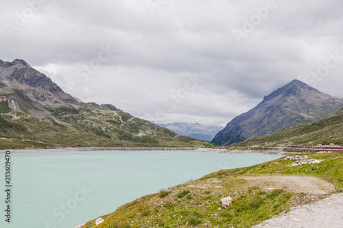 Bernina, lago Bianco, Stausee, Ospizio Bernina, Berninapass, Passhöhe, Bernina-Express, Wasserscheide, Staumauer, Berninagruppe, Alpen, Wanderweg, Graubünden, Sommer, Schweizer photo