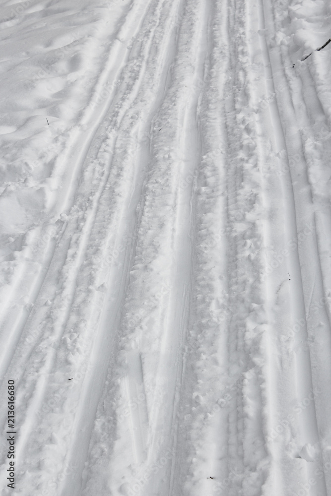 Obraz premium Ski trail tracks in the snow