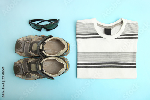 T-shirt, sandals and sunglasses