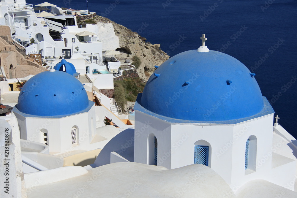 Obraz premium Kirche an der Felswand in Oia auf der Insel Santorin