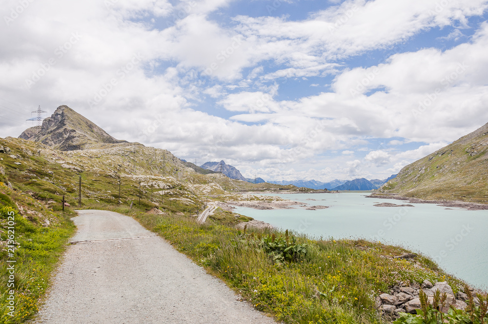 Fototapeta premium Bernina, Lago Bianco, Stausee, Bergsee, Wasserscheide, Ospizio Bernina, Bernina-Express, Zugfahrt, Wanderweg, Alpen, Graubünden, Sommer, Schweiz