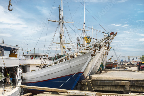 Sulawesi, Makassar    Die traditionellen   " Pinisi Schiffe "  im Hafen von Makassar. © ccgocke