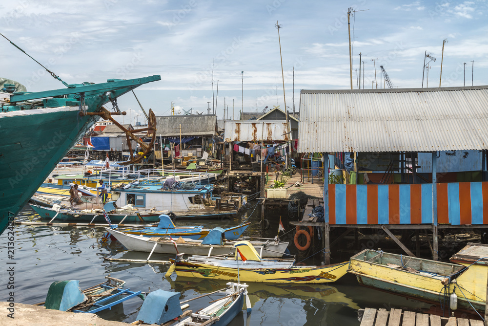Sulawesi, Makassar ;  Wohnen, leben und arbeiten im Hafen von Makassar.