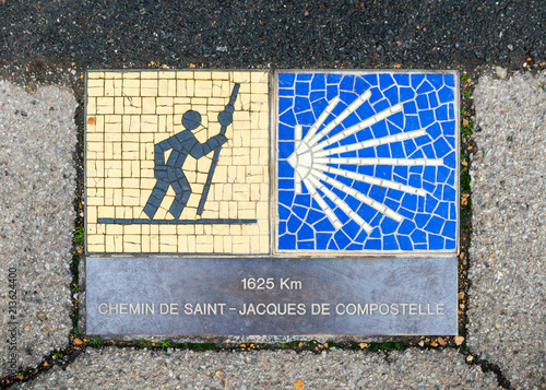 Fotografi Camino de Santiago pilgrimage sign in Chartres, France