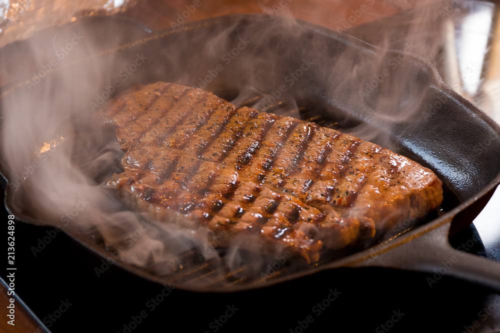 Entrecote in Pfanne Braten Rind Fleisch Stock Photo | Adobe Stock