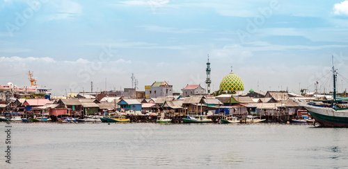 Sulawesi, Makassar ;  Wohnen, leben und arbeiten im Hafen von Makassar. photo