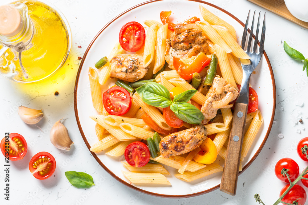 Pasta penne with chiken and vegetables.