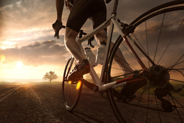 Wandcirkels Fietsen Wielrenner in gouden zonsondergang  © lassedesignen