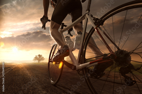 Mann auf Rennrad im Sonnenuntergang