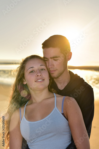 jeune couple sur la plage © Image'in