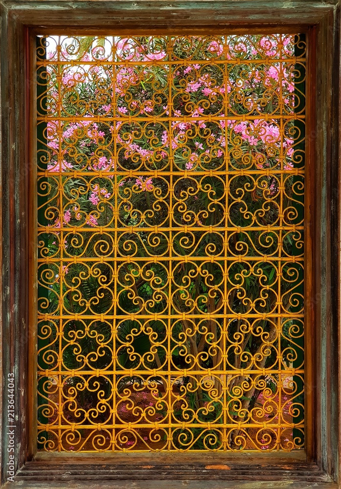 Fenêtre marocaine avec une grille en fer forgé Stock Photo | Adobe Stock