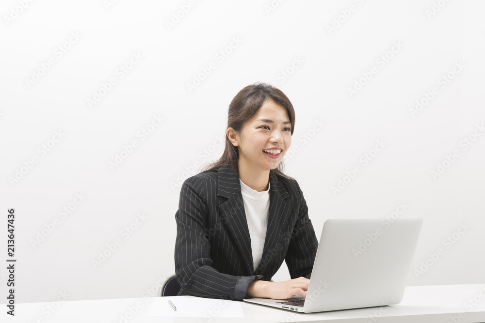 パソコンで仕事をする女性 パソコンで仕事をする女性