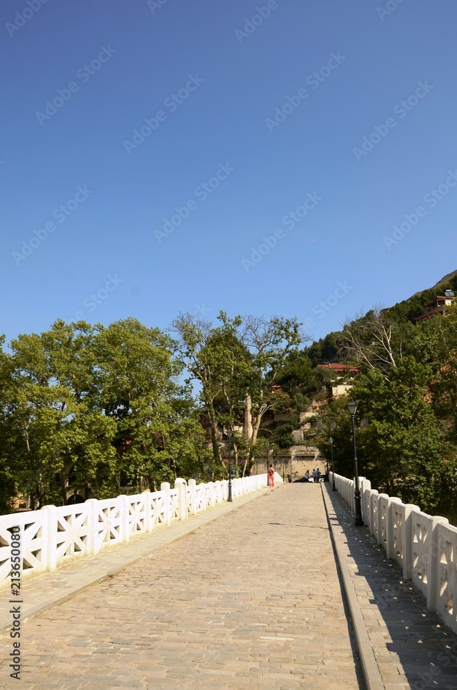 Berat : Pont Goriza et berges de la rivière Osumi (Albanie)
